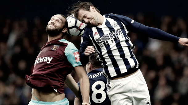 Krychowiak en una disputa con Carroll/ Foto: Página Premier League
