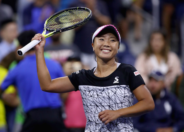 Kurumi Nara applauds the crowd after the match | Photo: Clive Brunskill/Getty Images North America