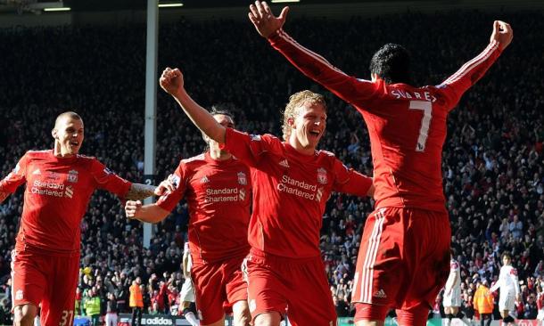 Kuyt celebrando junto a sus compañeros su histórico hat-trick I Imagen: Liverpool FC