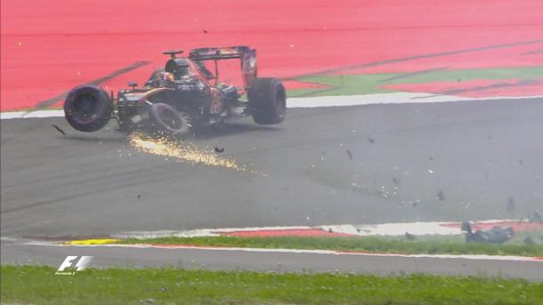 O acidente de Kvyat foi o grande momento do Q1 (Foto: Divulgação/F1)