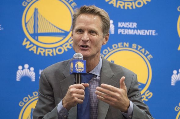 Steve Kerr presents his positive attitude and smile during a press conference (Kyle Terada/USA Today Sports)