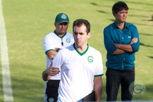 Léo Condé (centro) busca sua primeira vitória no comando do Goiás (Foto: Divulgação/Goiás EC)