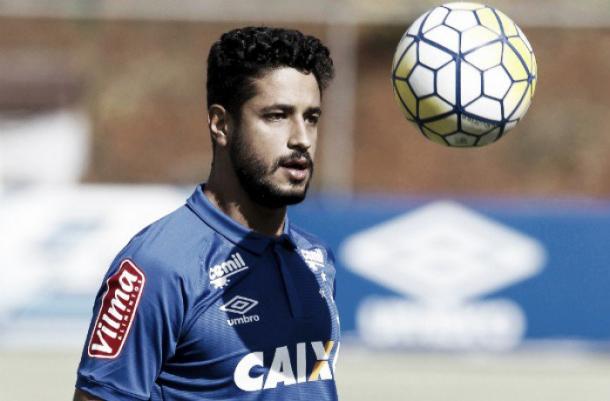 Mesmo sendo a última opção para a zaga, Léo segue prestigiado pela diretoria do Cruzeiro (Foto: Washington Alves/Light Press)