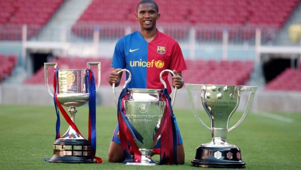 Eto'o posa con el triplete conseguido con el equipo azulgrana. Foto: FC Barcelona