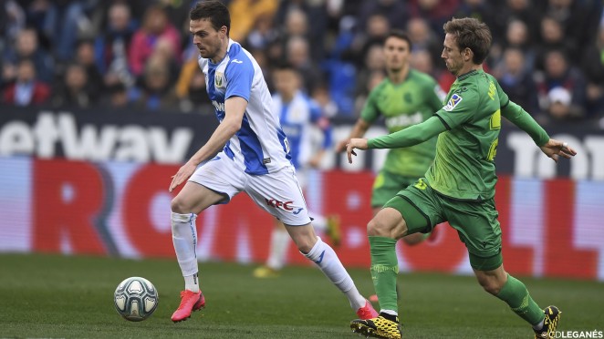 Eraso y Monreal disputan un balón en el último encuentro entre ambos clubes // Fuente: Web oficial CD Leganés