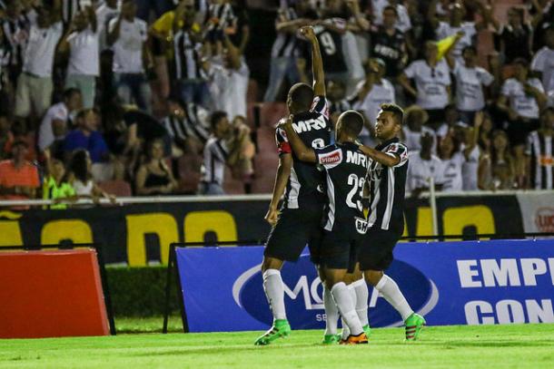 Jogadores comemoram gol da vitória, marcado por Leonardo Silva (Foto: Bruno Cantini/Atlético-MG)