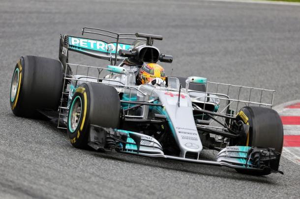 Lewis Hamilton está mañana rodando con la doble T-Wing. Fuente: XPB