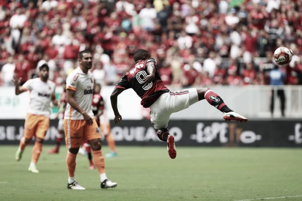 Lincoln tenta alcançar bola lançada por Diego(Foto:Gilvan de Souza/Flamengo