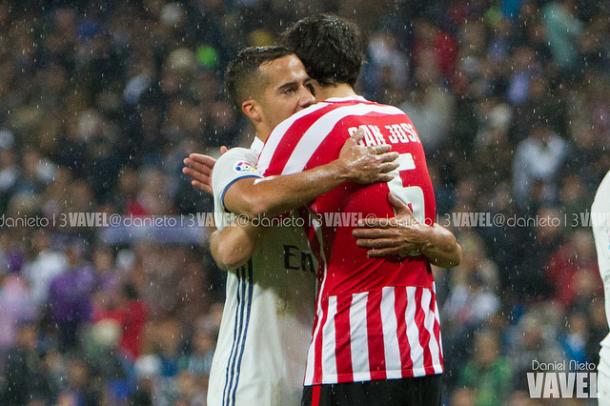 Lucas Vázquez y San José se abrazan en un duelo histórico del fútbol español. | FOTO: Daniel Nieto - VAVEL
