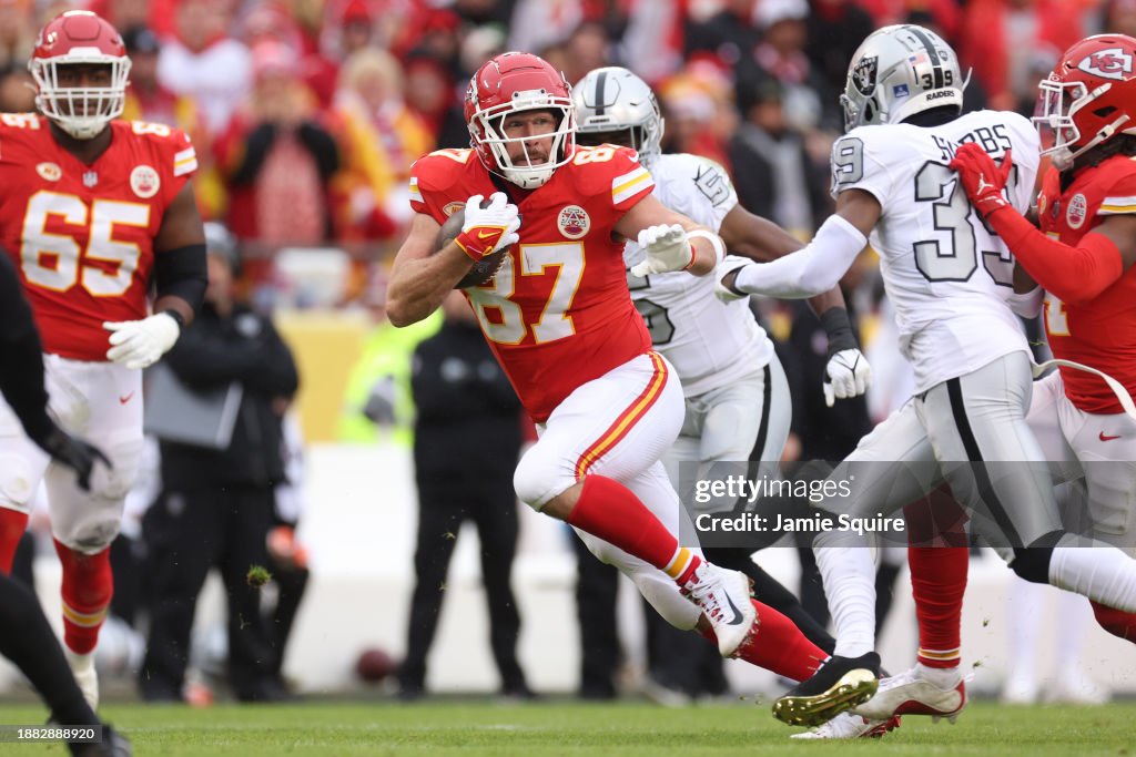 Travis Kelce #87 of the <strong><a  data-cke-saved-href='https://www.vavel.com/en-us/nfl/2023/10/15/1159276-who-are-the-favorites-in-the-nfls-american-conference.html' href='https://www.vavel.com/en-us/nfl/2023/10/15/1159276-who-are-the-favorites-in-the-nfls-american-conference.html'>Kansas City Chiefs</a></strong> runs after catching a pass during the second quarter against the Las Vegas Raiders at GEHA Field at Arrowhead Stadium on December 25, 2023 in Kansas City, Missouri. (Photo by Jamie Squire/Getty Images)