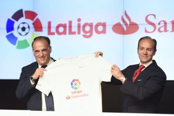 Imagen del acuerdo entre LaLiga y el Banco Santander. Foto: noticiasbancarias.com