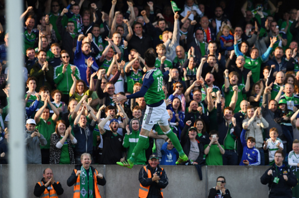 Kyle Lafferty celebra el primer gol del partido | Fotografía: Paul Faith// Getty IMages