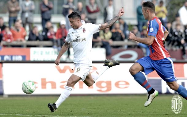 Lapadula in azione contro il Chiasso, acmilan.com