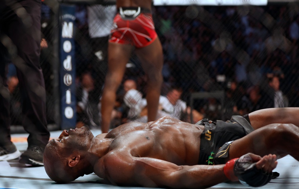 Kamaru Usman tras el KO/ Foto: UFC