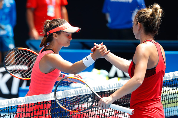 Davis and Halep meets at the net for the handshake after the incredible match | Photo: Scott Barbour/Getty Images AsiaPac