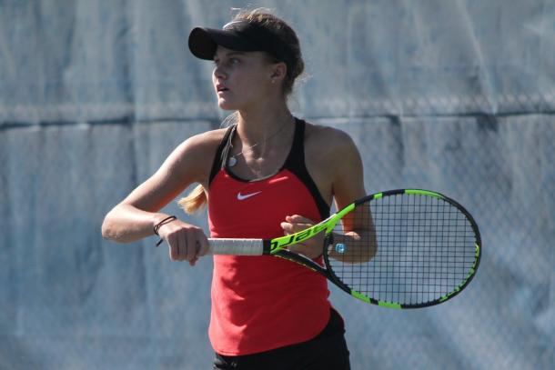 Layne Sleeth hits a forehand against Alisia Stephanie Manolescu during the final of the 2016 U18 Rogers Junior National Championships. | Photo: Max Gao