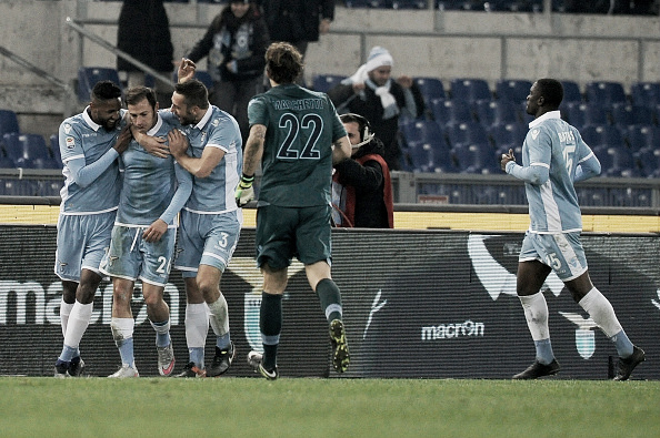 Companheiros celebram com Radu o terceiro gol da Lazio (Foto: Marco Rosi/Getty Images)