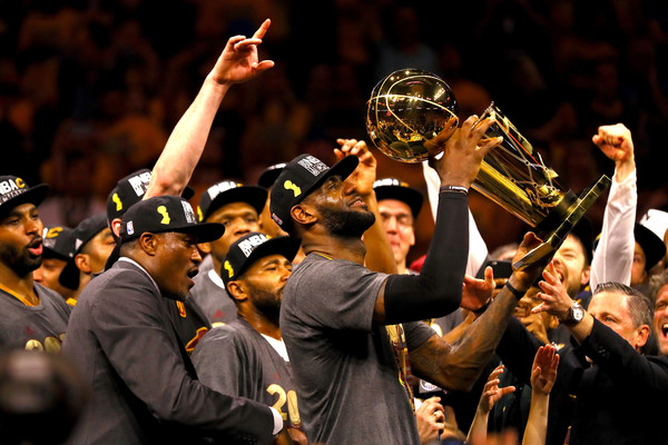 LeBron levantando el título de Campeón I Foto: Getty Images