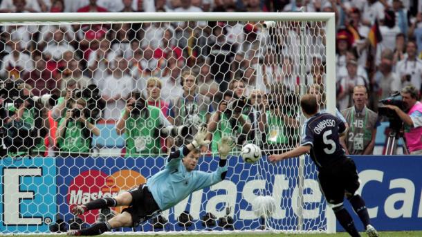Lehmann deteniendo el penalti a Cambiasso. Foto: Getty Images.