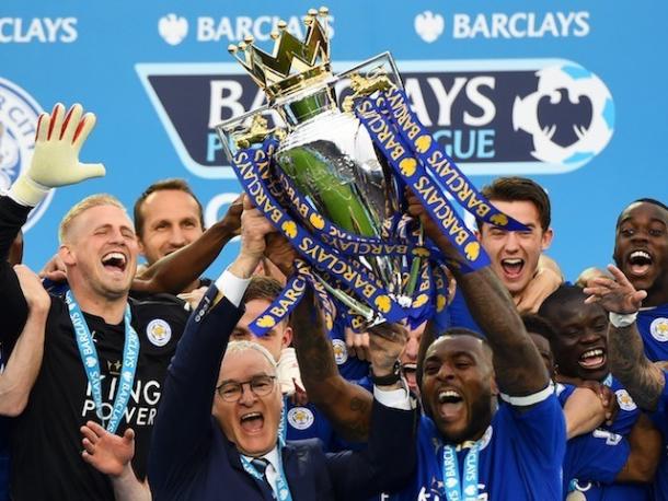 Il Leicester festeggia il titolo, sportsmole.co.uk