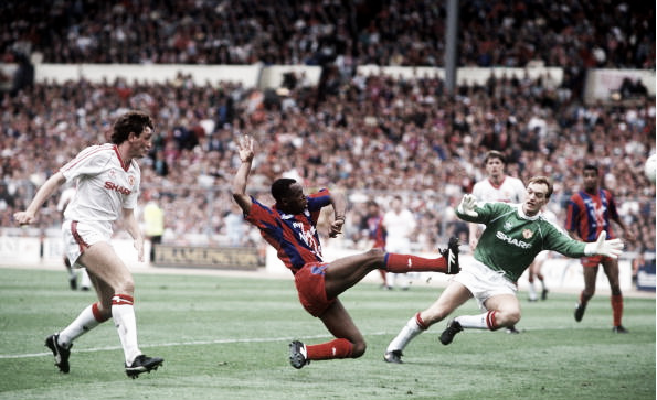 Ian Wirght puts Palace ahead in extra time (Photo: Bob Thomas / Getty Images)