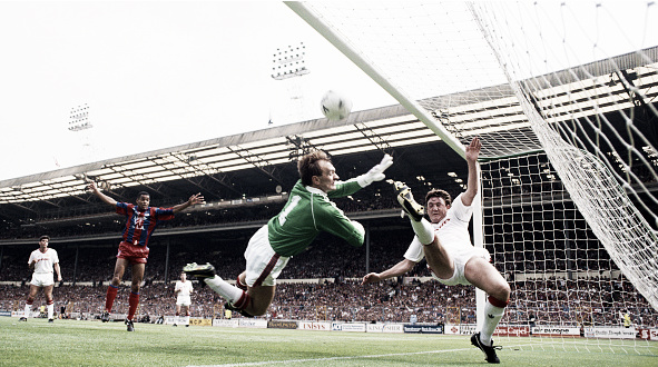 Jim Leighton and Steve Bruce try in vain to stop Palace making it 1-0 (Photo: David Cannon / Getty Images)