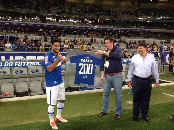 Léo foi homenageado antes da bola rolar hoje no Mineirão. (Foto: Divulgação/Cruzeiro)