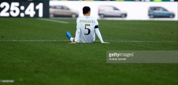 Bonaventura yace lesionado en el suelo frente al Udinese | Foto: Getty Images
