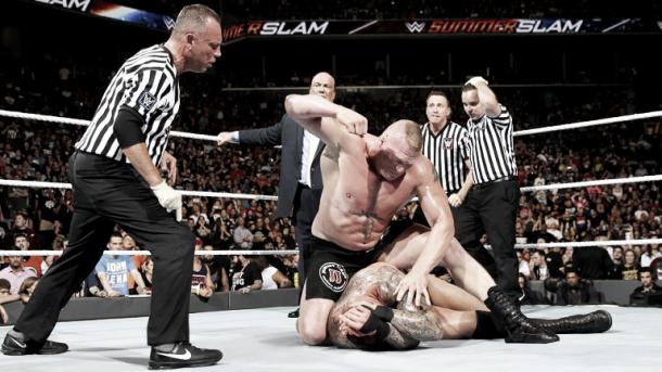 Lesnar golpeando a Orton Foto: www.wwe.com