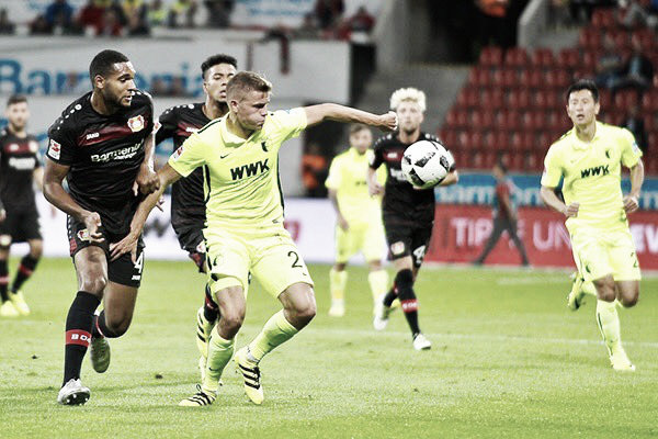 Finnbogason tratando de controlar el esférico. Foto: FC Augsburgo