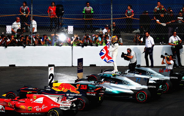 Lewis Hamilton alza al bandera británica tras proclamarse campeón. Foto: Clive Rose/Getty Images