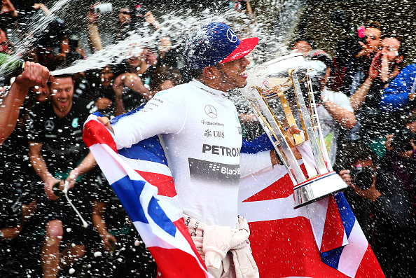 Lewis Hamilton celebrando su victoria | Fuente: Getty Images