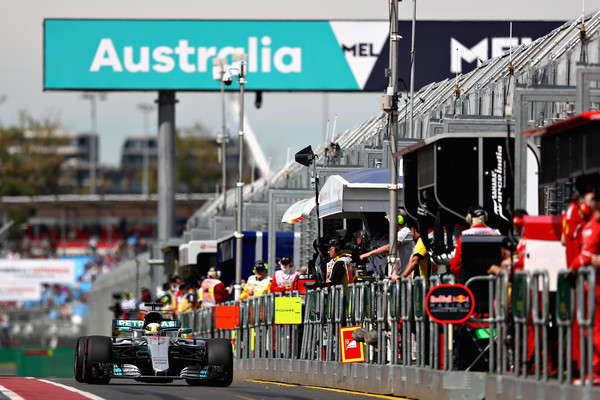 La pit lane di Albert Park, percorsa dalla Mercedes di Hamilton. Fonte foto: Getty Images AsiaPac