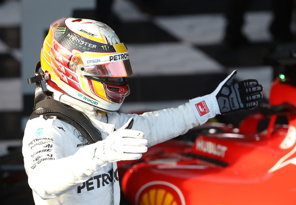 Lewis Hamilton, come sempre sportivo dopo la bandiera a scacchi. Grandi abbracci e complimenti verso Vettel. Fonte foto: Getty Images AsiaPac