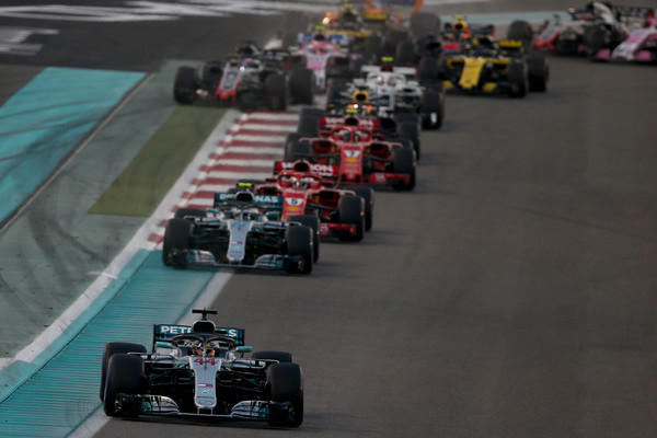 Lewis Hamilton lidera tras la salida | Fuente: Getty Images