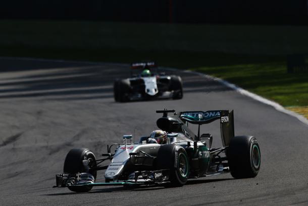 Lewis Hamilton una vez adelantado a Nico Hulkenberg | Fuente: Getty Images