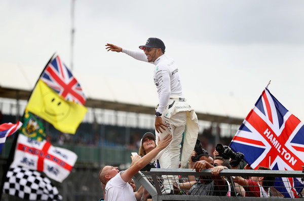 Hamilton ganó en 2017 y lo celebró al lado de sus fans | Foto: Getty Images Europe