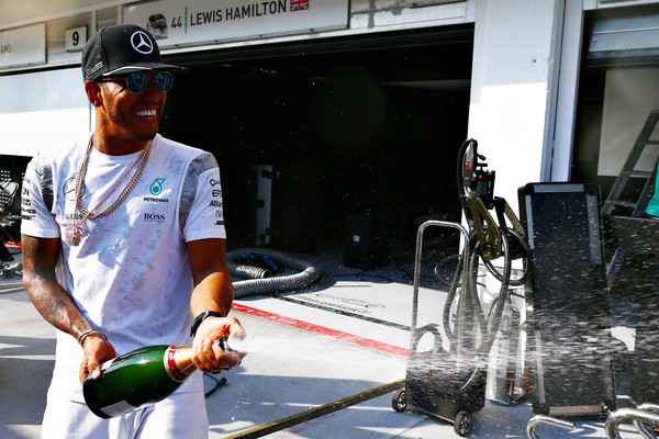 Lewis Hamilton celebrando su victoria en Hungría y su liderato | Foto: Getty Images