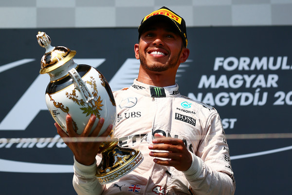 Lewis Hamilton en lo alto del podio de Hungría | Foto: Getty Images