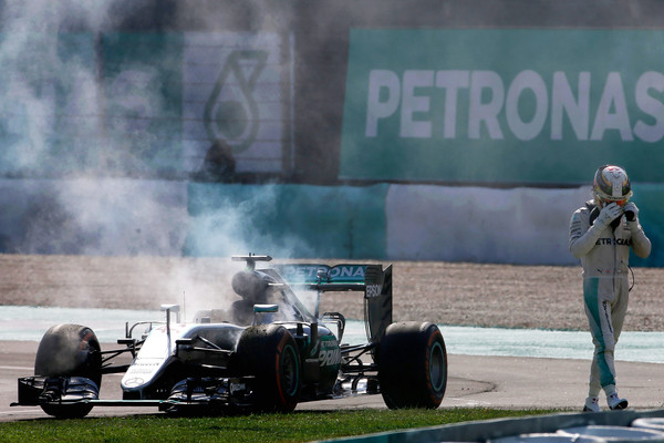 Lewis Hamilton tras romper en Malasia | Foto: Getty Images