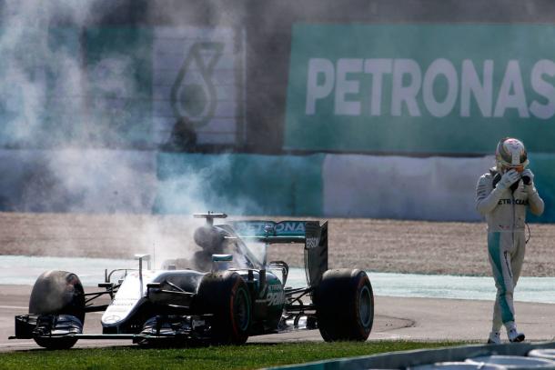 El motor de Hamilton no aguantaba más en Malasia | Fuente: Getty Images