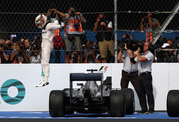 Lewis Hamilton en la zona del Estadio del circuito de México | Foto: Getty Images