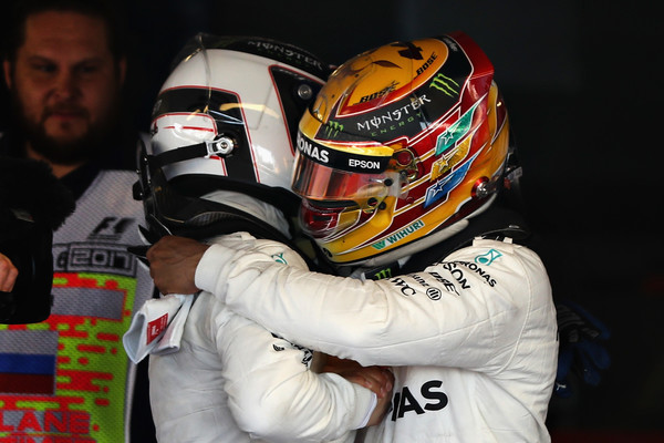 L'abbraccio tra Lewis e Valtteri al termine del gp. Fonte foto: Getty Images Europe.