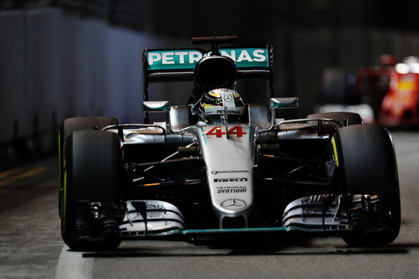 Lewis Hamilton por delante de Kimi Raikkonen | Foto: Getty Images Asia