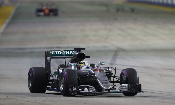 Lewis Hamilton, delante de Kimi Räikkönen | Fuente: Zimbio