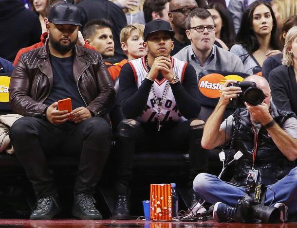 Lewis Hamilton viendo un partido de NBA en Ontario - Vaughn Ridley