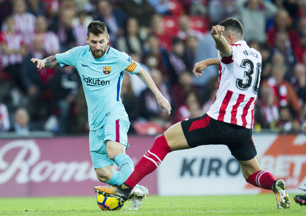 Núñez despeja un balón ante Messi. Foto: Zimbio