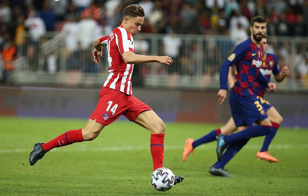 Llorente conduce el balón en las semifinales de la Supercopa de España frente al F.C. Barcelona // FOTO: Twitter de Marcos Llorente