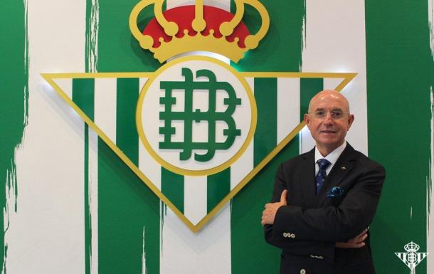 Lorenzo Serra Ferrer posando con el escudo de fondo | Foto: Real Betis