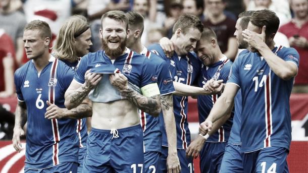 Los jugadores de Islandia no pudieron esconder las lágrimas tras conseguir la victoria frente a Austria que les daba el pase a octavos | Foto: UEFA